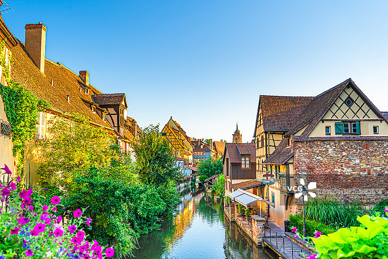 法国科尔马小威尼斯劳奇河畔色彩鲜艳的传统法式房屋图片素材