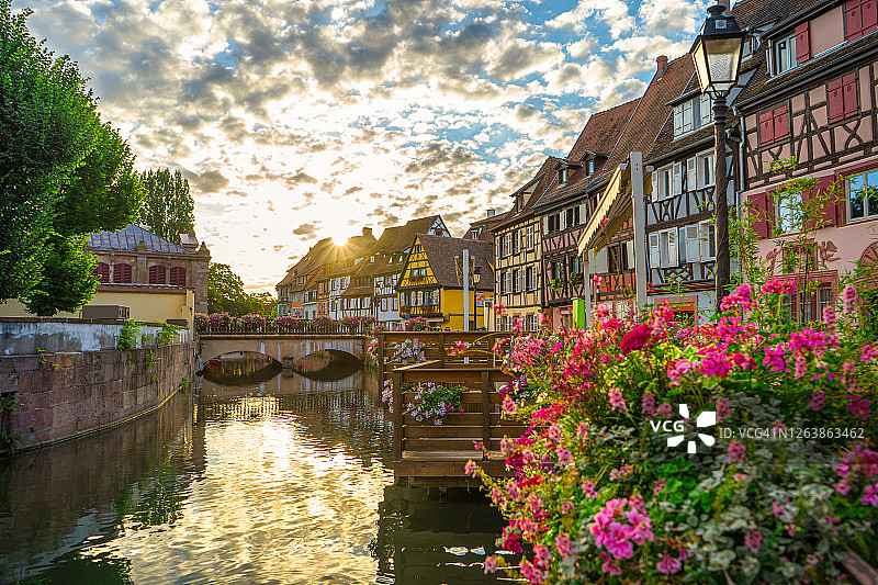 法国科尔马小威尼斯劳奇河畔色彩鲜艳的传统法式房屋图片素材