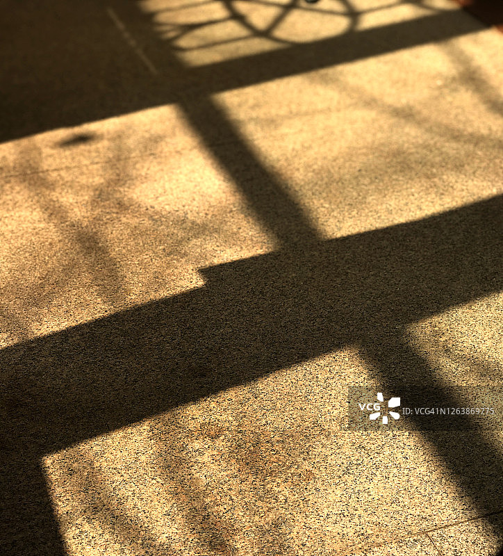 在阳光照射下的地板上形成的影子。图片素材