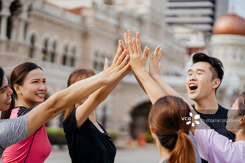 一群穿着运动服的年轻人在欢呼图片素材
