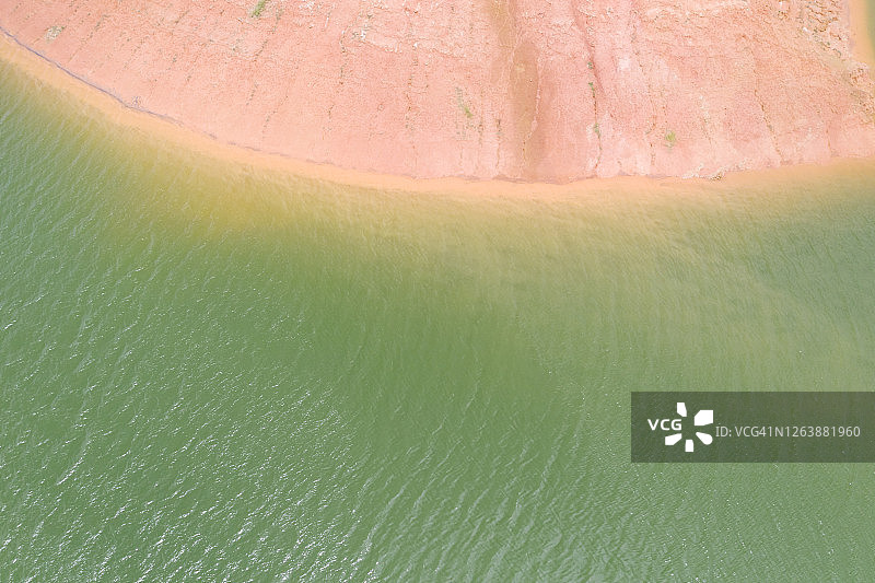 红色土壤海岸线的鸟瞰图图片素材
