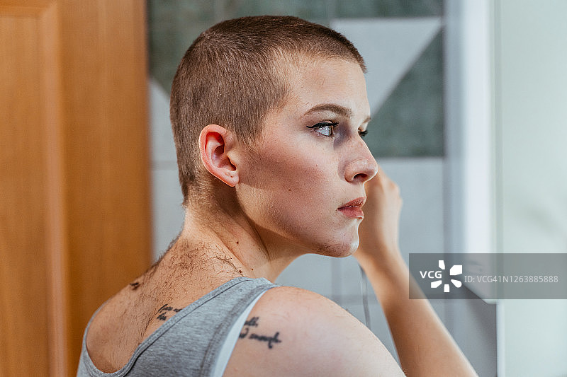 女人剪头发并照镜子图片素材