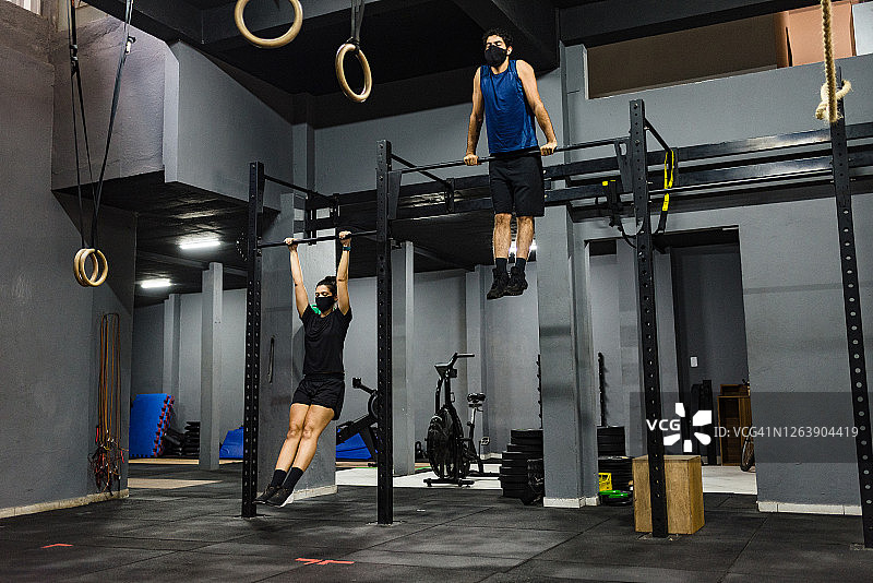 运动员在健身房戴着口罩图片素材