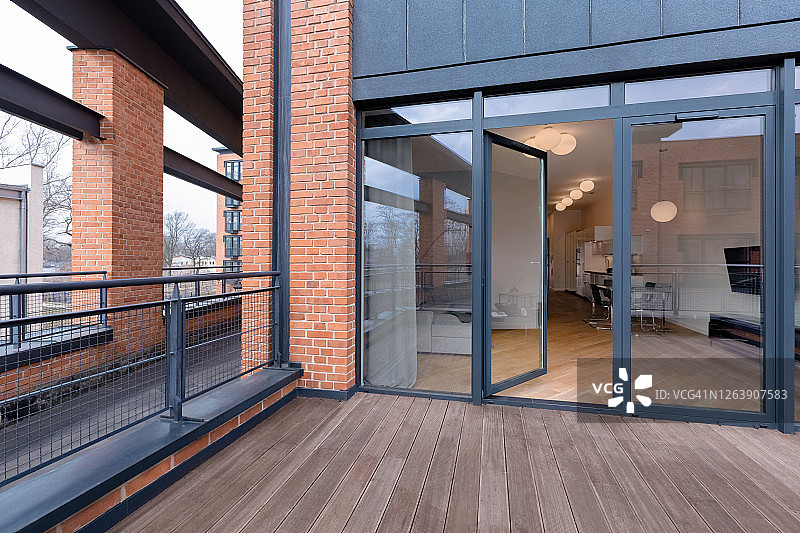 窗户后面的大阳台和阁楼图片素材