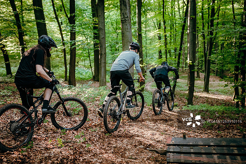 森林里的骑自行车者图片素材