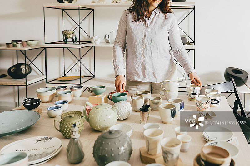 正在制作陶瓷的女性画廊主图片素材
