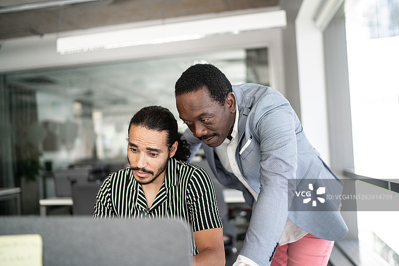 办公室经理协助员工工作图片素材