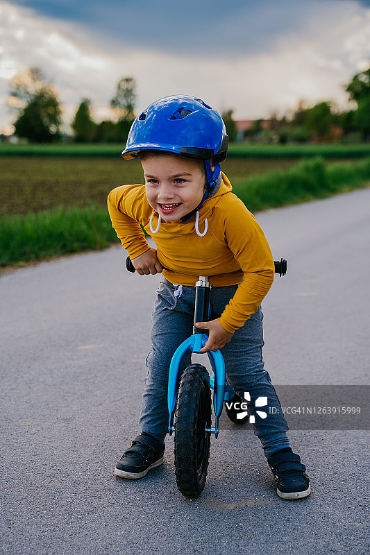 男孩骑自行车图片素材