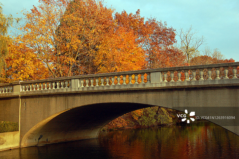 秋叶环绕着横跨湖面的石桥图片素材