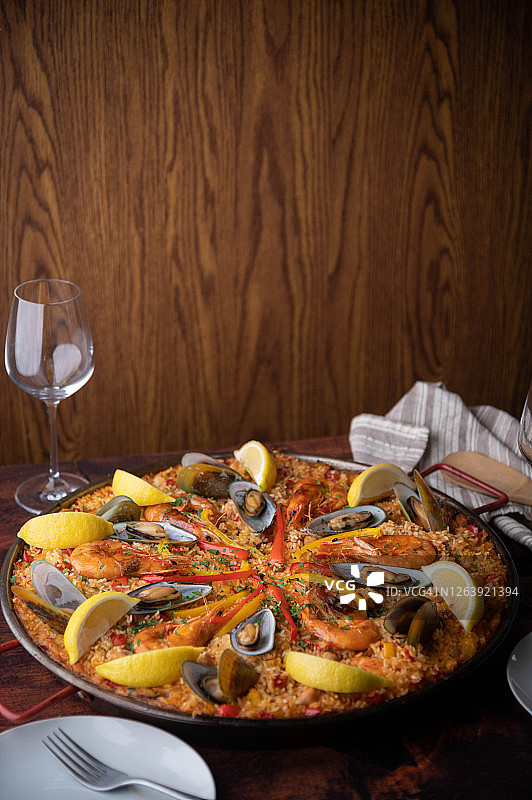 木板上的正宗西班牙海鲜饭图片素材