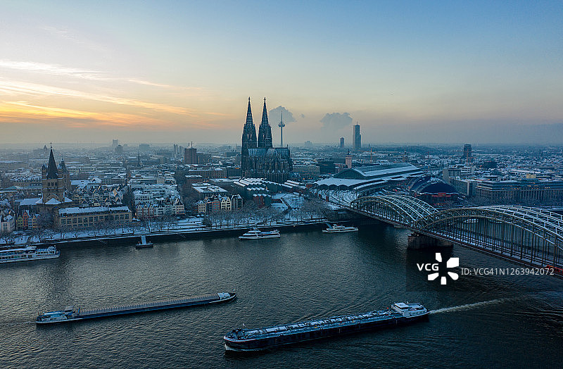 驳船穿过莱茵河图片素材