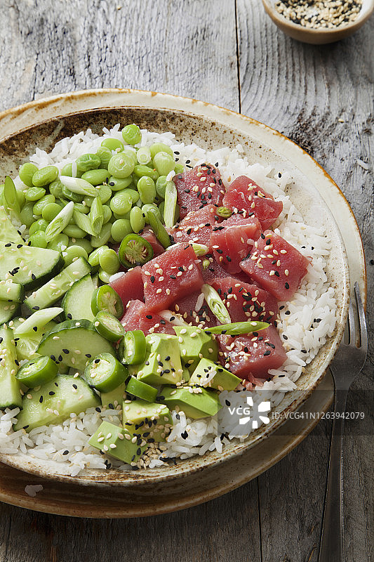 金枪鱼盖饭配米饭和蔬菜图片素材