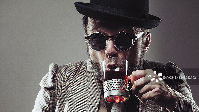 男人喝茶图片素材