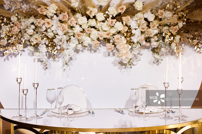 为新婚夫妇精心装饰的豪华区域图片素材