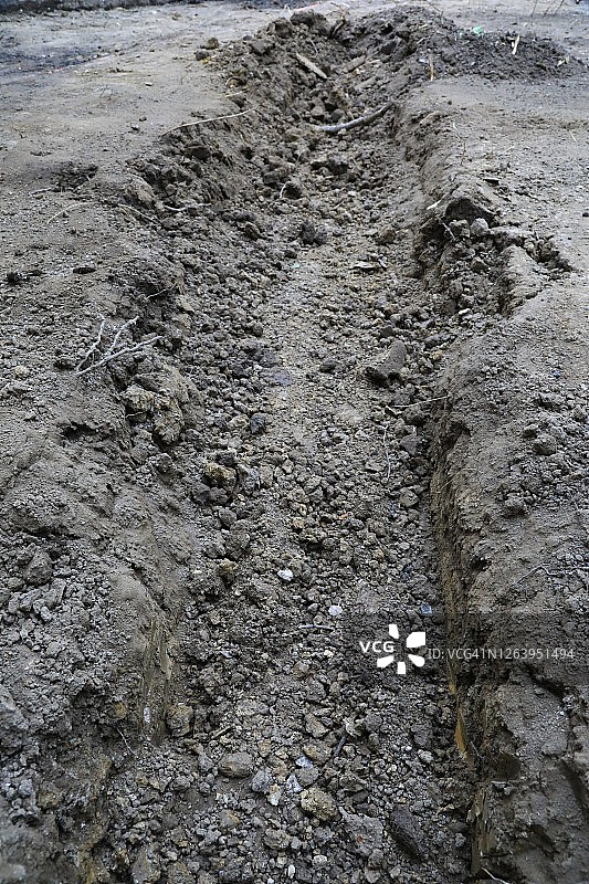 泥土中打开的切割式沟槽图片素材