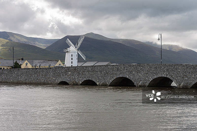 布伦纳维尔风车，位于爱尔兰凯里郡特拉利，2020年夏季拍摄，多云天空笼罩着群山图片素材