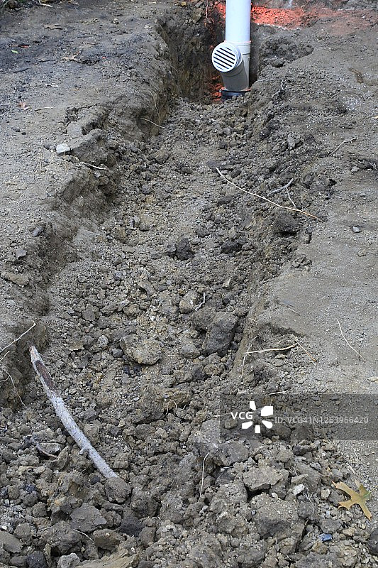 泥土中打开的切割式沟槽图片素材