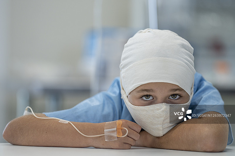 戴着口罩的年轻女性肿瘤患者图片素材