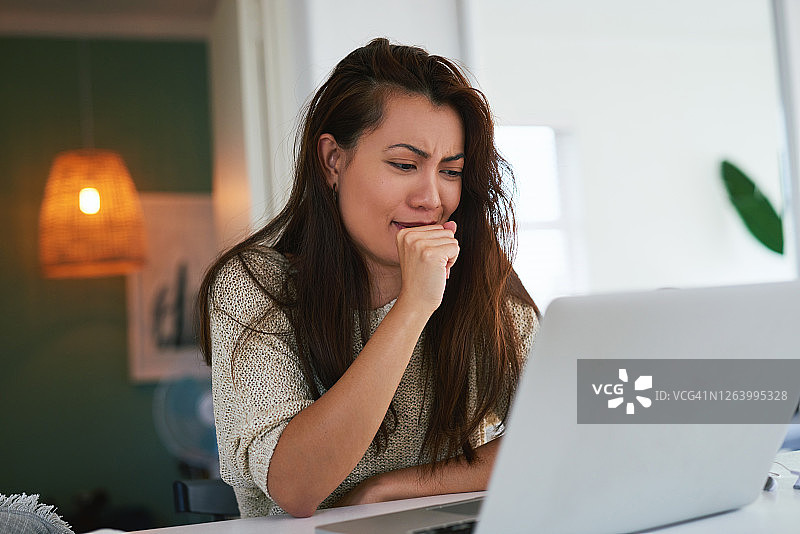 咳嗽让你居家图片素材