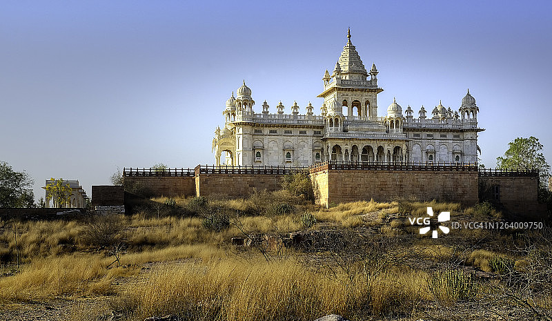 印度焦特布尔杰斯旺特·塔达陵墓，蓝天白云图片素材
