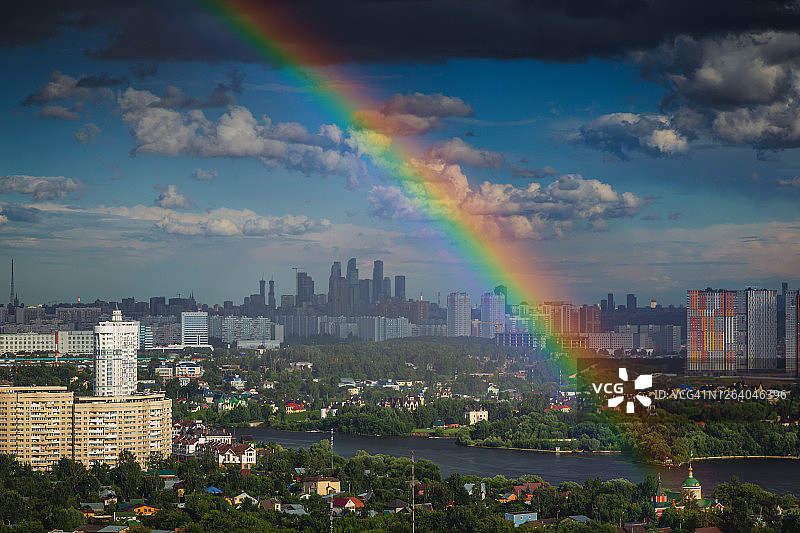 莫斯科夏季景观背景前的彩虹扇形图片素材