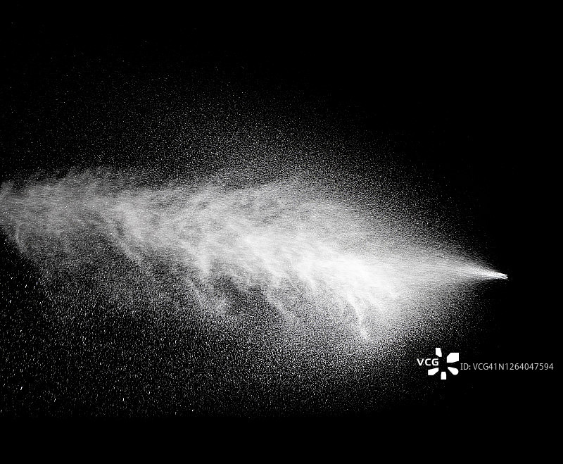 黑色背景上白色水压喷射水滴纹理特写图片素材