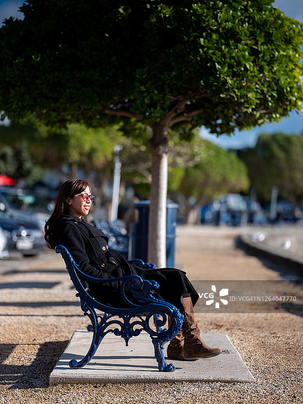 漂亮的亚洲游客漫步于新西兰总督湾图片素材