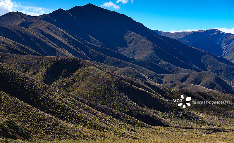 波浪形山脉和蓝天图片素材