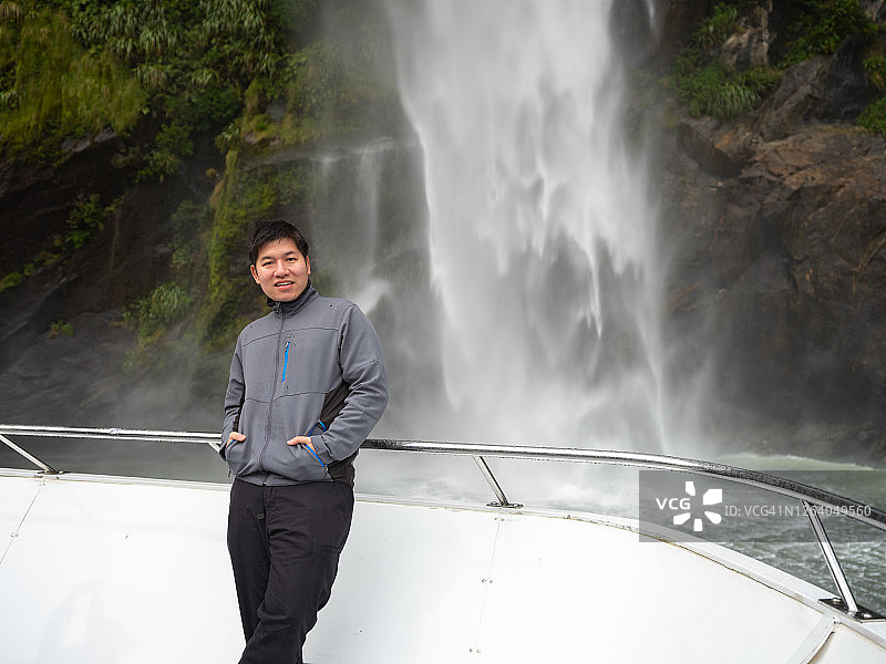 乘船参观瀑布的亚洲男子，斯特林瀑布图片素材