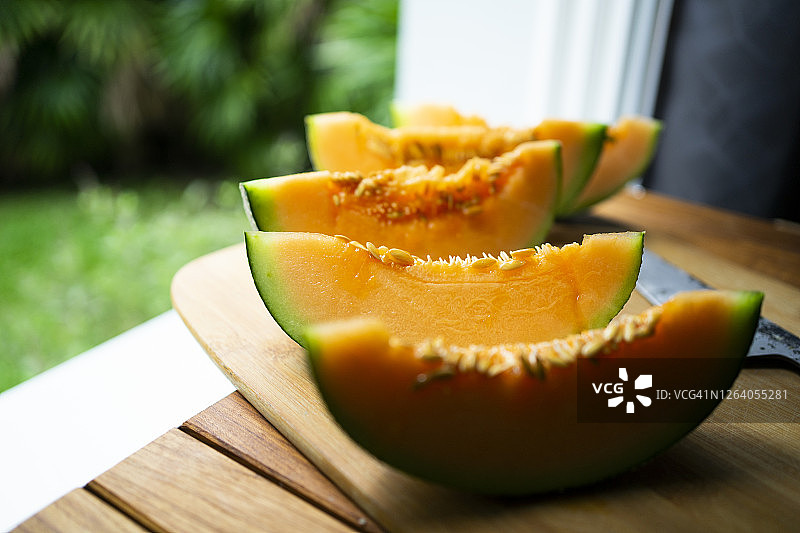 在木桌上切日本甜瓜图片素材
