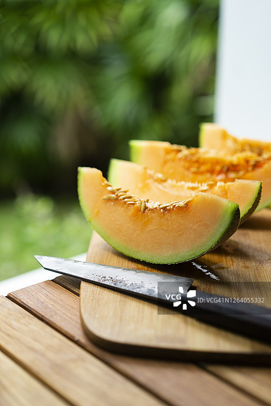 在木桌上切日本甜瓜图片素材