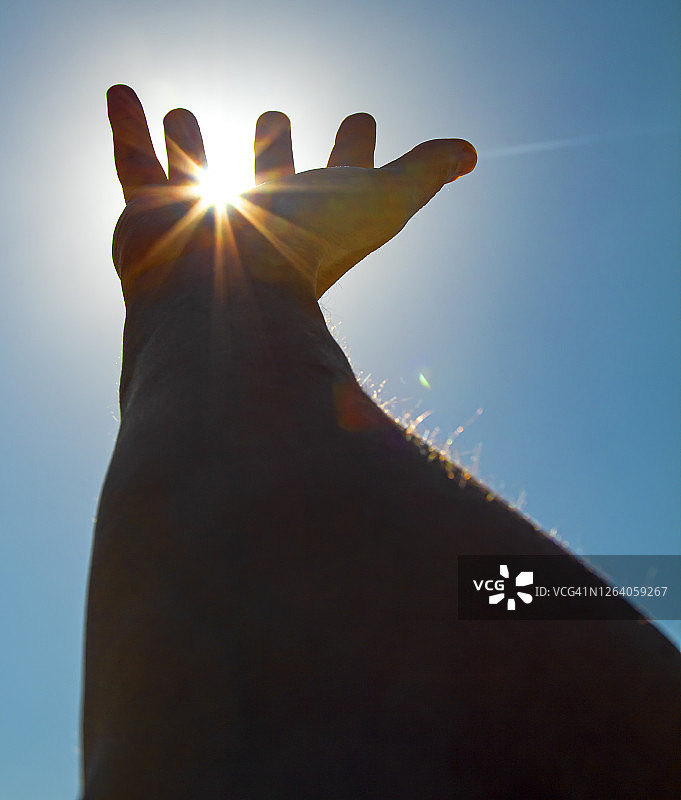 伸出手想要触摸太阳图片素材