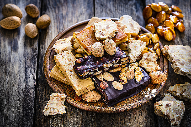 乡村木桌上的各种西班牙牛轧糖图片素材