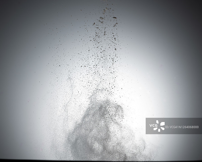 高速同步拍摄的白色背景舞蹈彩色粉末图片素材