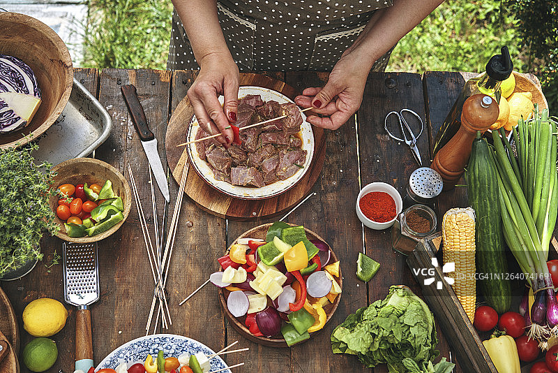 在户外准备蔬菜烤羊肉串图片素材