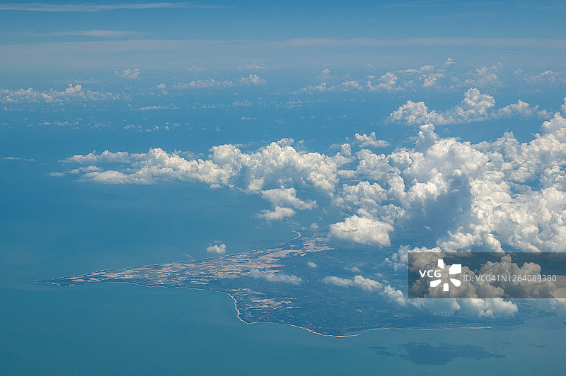 从飞机上俯瞰海上云景图片素材