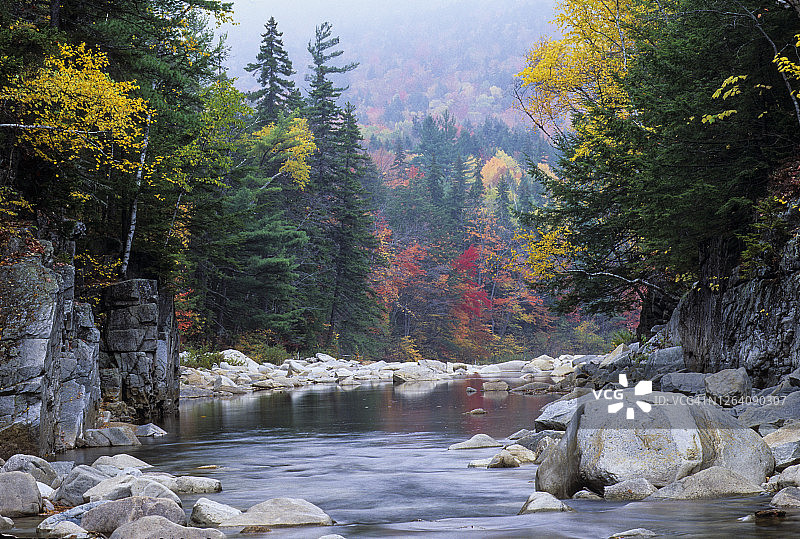 新罕布什尔州的秋天，卡纳马古斯高速公路上的洛基峡谷风景区（斯威夫特河）图片素材