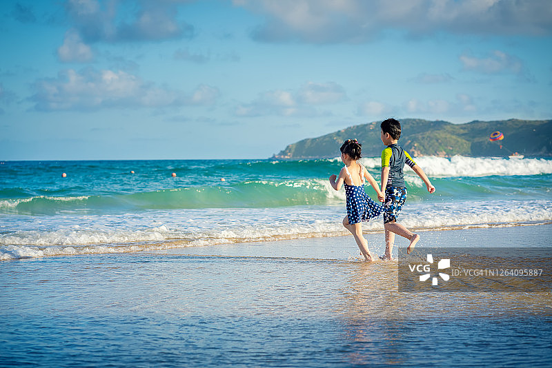 暑假—孩子们奔向大海图片素材
