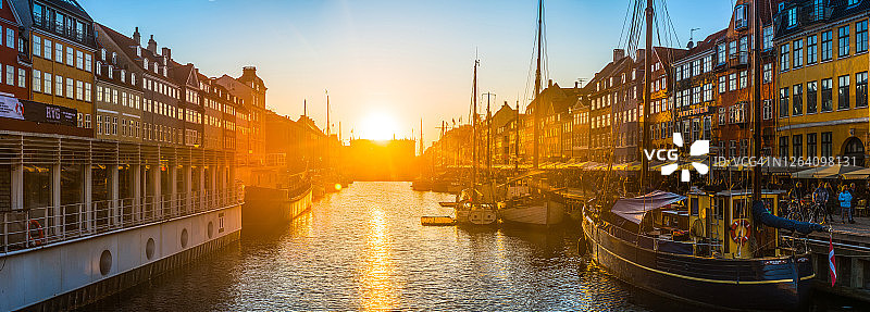 丹麦哥本哈根新港酒吧餐厅金色日落全景图片素材