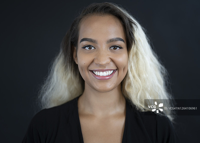 年轻混血女人双色头发特写图片素材