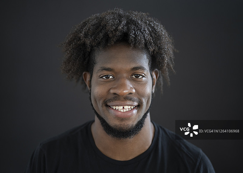 身穿T恤的23岁黑人男子正面肖像图片素材
