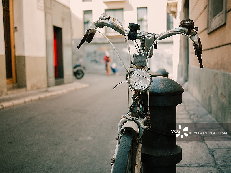 停在街边的旧自行车图片素材