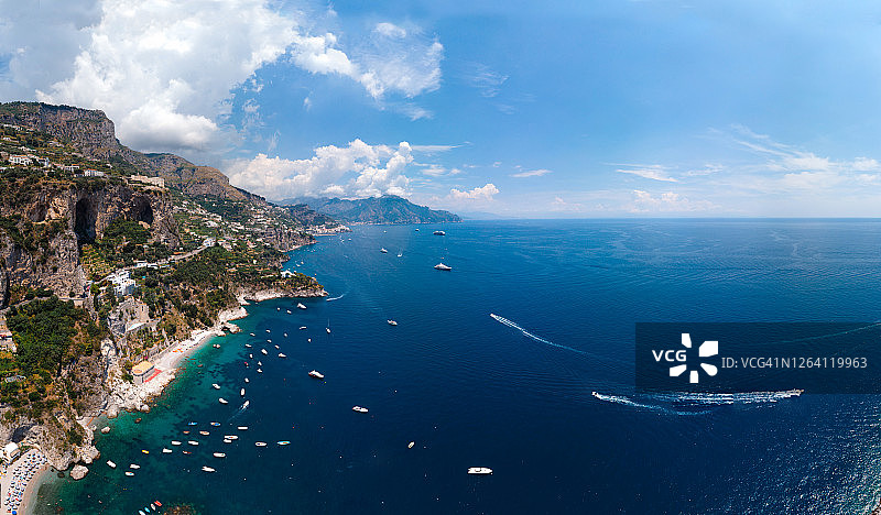 意大利Conca dei Marini海湾鸟瞰，阿马尔菲附近著名度假胜地图片素材