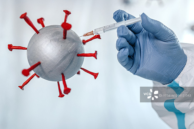 医生将疫苗注射到新冠病毒分子中图片素材