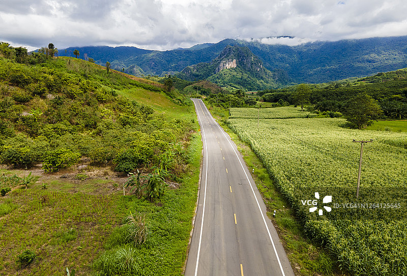 泰国楠府萨肯洞国家公园美丽的石灰岩山脉图片素材