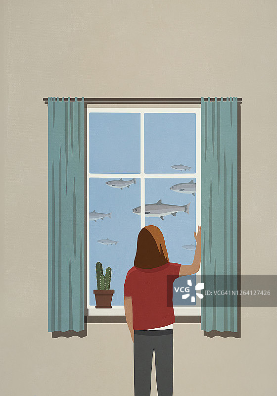 女人从窗户看游动的鱼图片素材