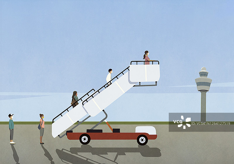 戴着口罩在机场停机坪的旅客登机桥上等候的乘客图片素材