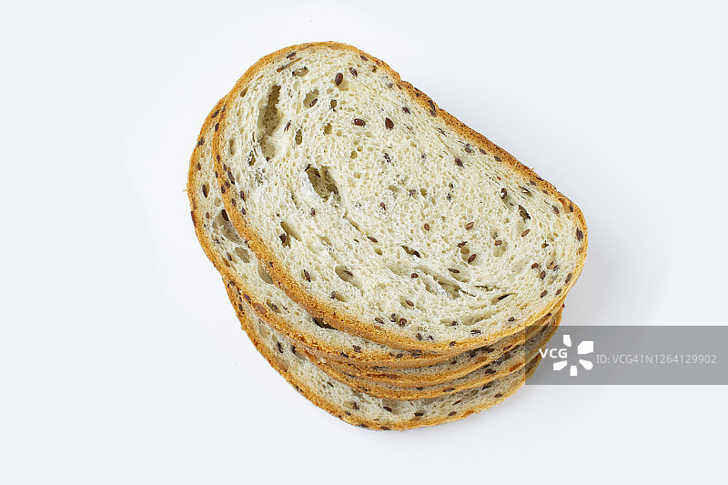 灰色背景上切开的带籽面包特写图片素材