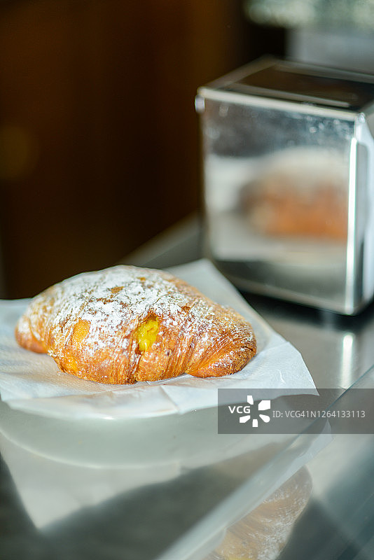 早餐甜奶油法式面包和牛角包图片素材