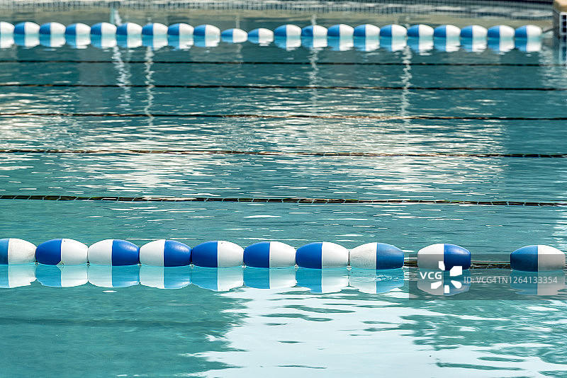 游泳池漂浮泳道线图片素材